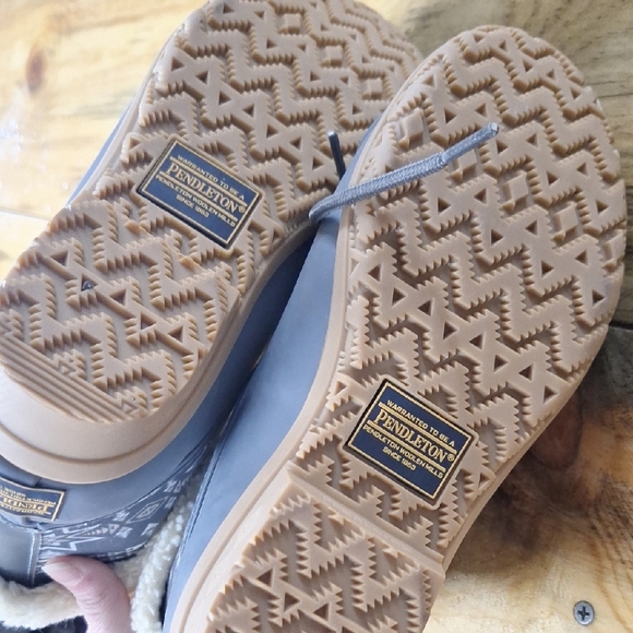 Pendleton Gray and Cream Patterned Boots - Picture 6 of 8